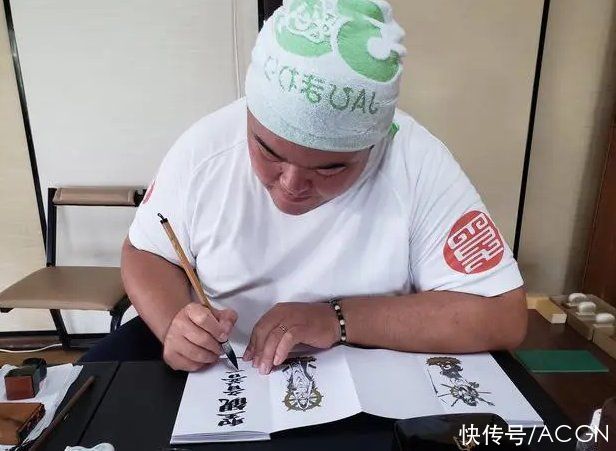 日本网友去神社，发现里边有尊高达，有的寺还供着初音和奥特曼呢