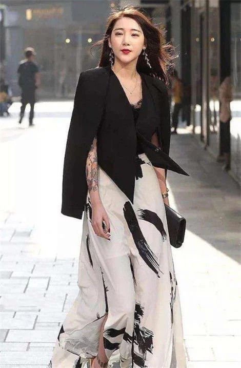 长裙|身穿抹胸长裙的美女,长发披肩,气质温婉动人