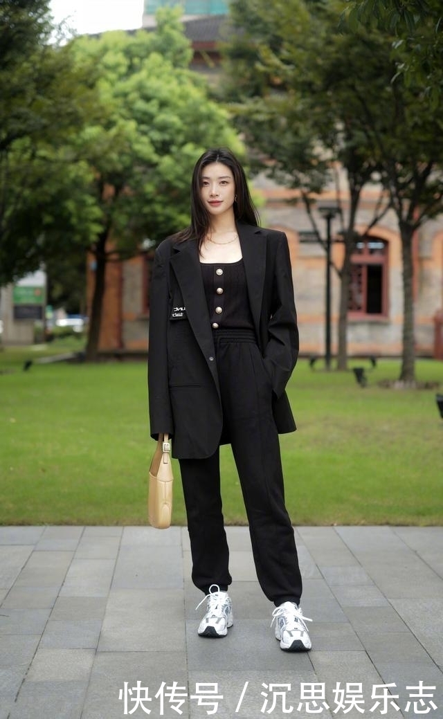 红白色的时髦上装搭配紧身裤,很气派