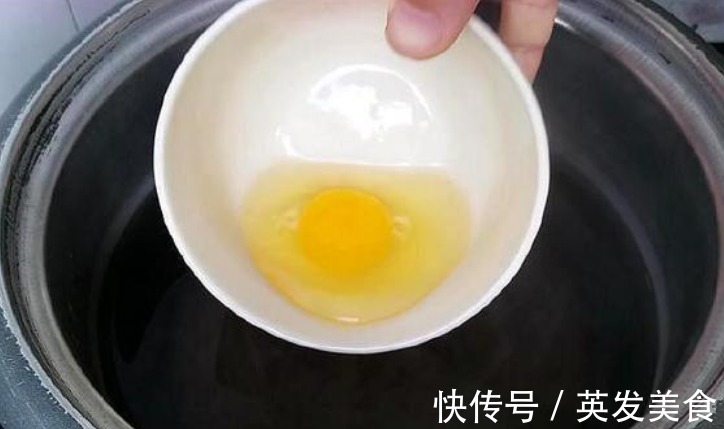 大厨|煮荷包蛋最忌开水下锅,大厨教你3招,圆润又完整,不散花不起沫