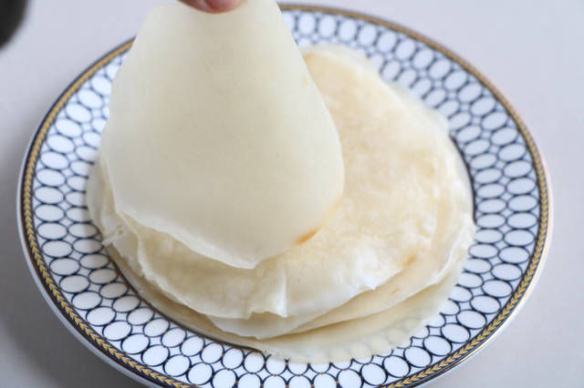 2斤饺子皮,1根西葫芦,不包饺子,做成早餐,我家吃3天没有吃腻