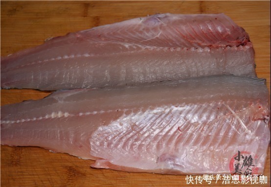 鱼尾处|才发现,原来草鱼去刺这么简单,2分钟学会,鱼刺去除快速又干净