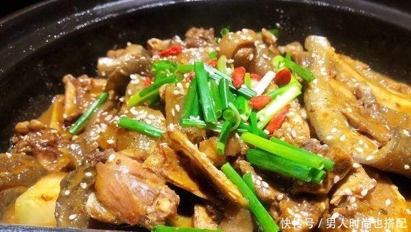  武汉只做1道菜的小饭馆，11年来分店开不停，饭点排队几十米