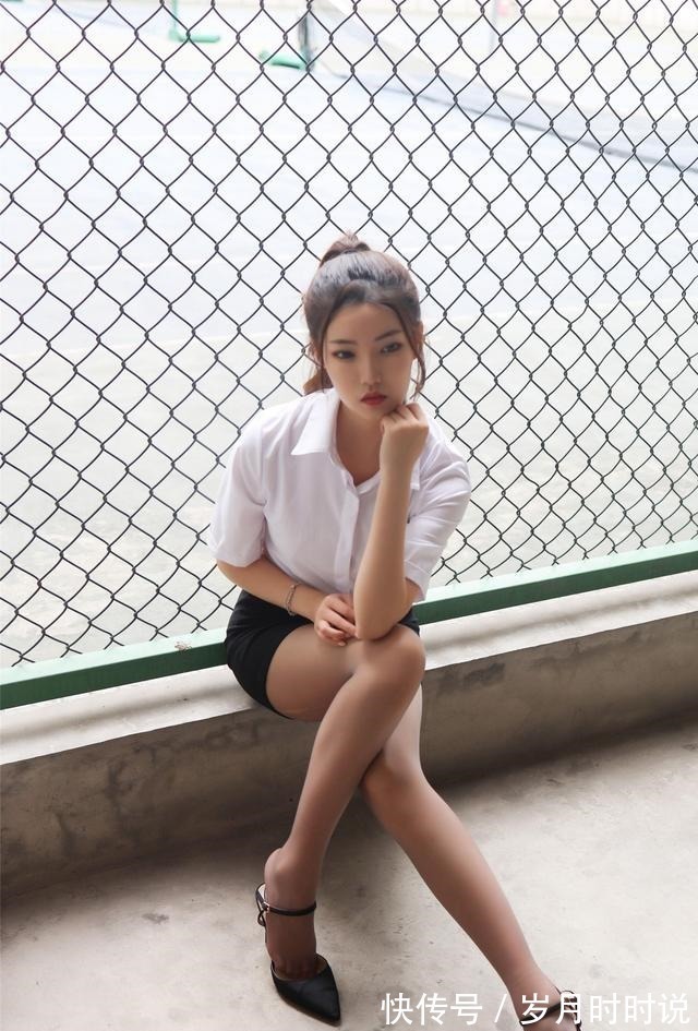 白衬衫 冷白色的短袖衬衫,搭配黑色的短裙十分的干练,日常上班都可以!