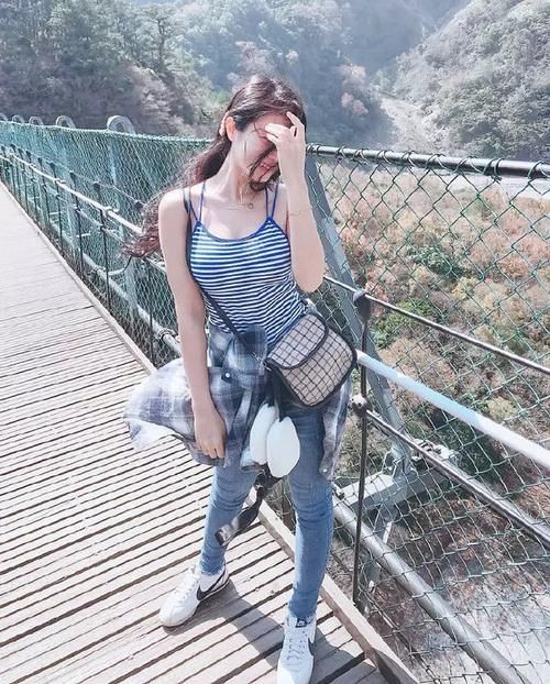 穿搭|两位靓丽的美女，T恤搭配紧身牛仔裤，一双修长的大长腿亭亭玉立