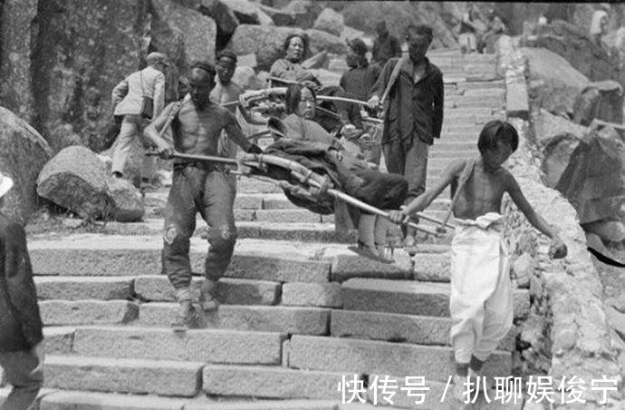 轿夫|1917年的泰山老照片, 枯瘦如柴的轿夫和游览泰山的贵妇