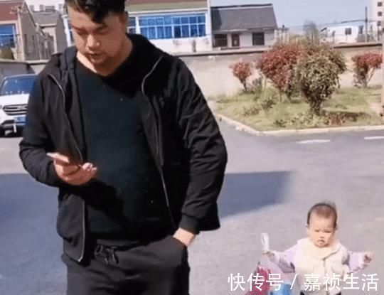 屁颠|“最抠门宝宝”捡钱火了,果然“财迷”是不分年龄大小的