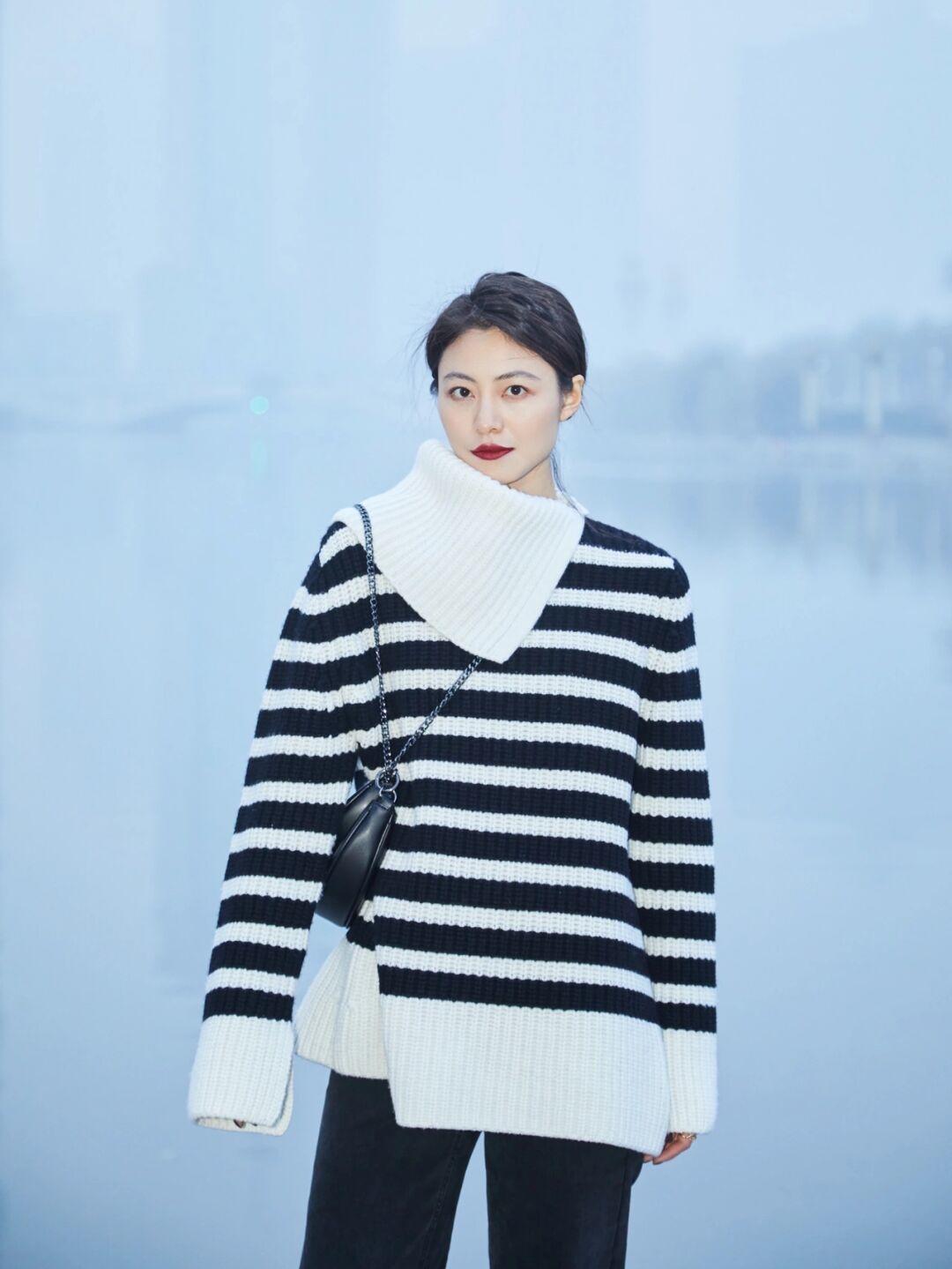 打底衫 降温后毛衣怎么穿更高级?用这4款打造好气质,想不优雅都难