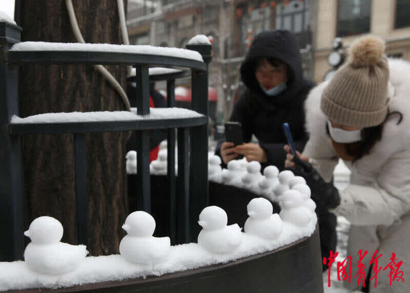 前门商业街|雪后的北京前门大街 小雪人“争奇斗艳”