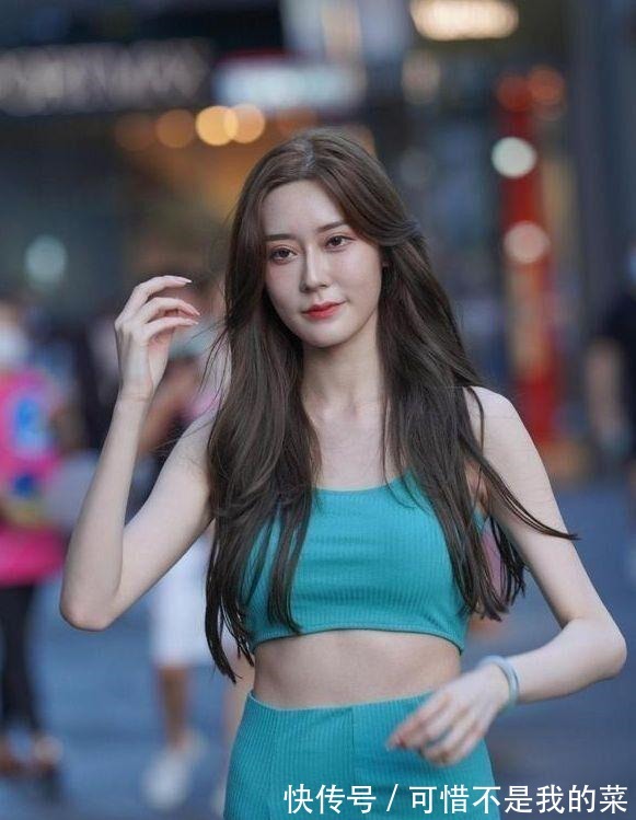 分体套裙 湖蓝色分体套裙，独特剪裁，个性十足，彰显大气之感