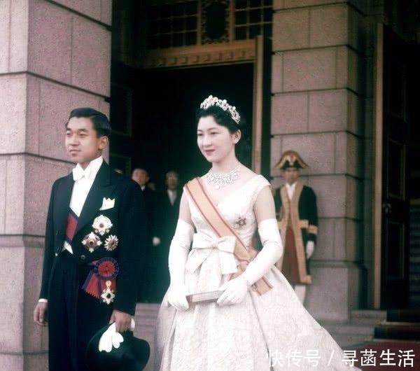 各国|全球各国皇室历史上最漂亮的十件婚纱,英国祖孙三代的婚纱最亮眼