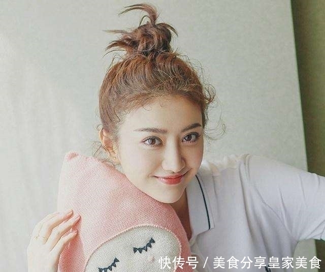 今年最火的“丸子头”，你会扎吗？这三个误区不要犯，超显老