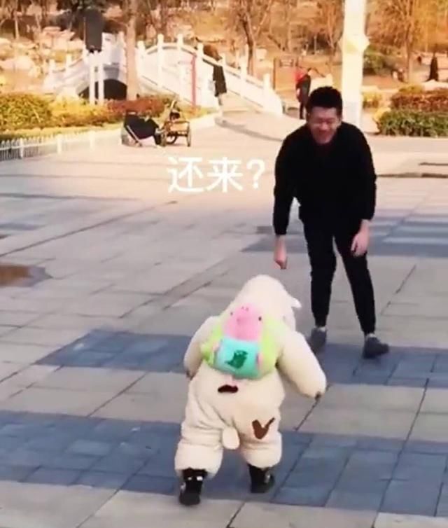 爸爸在宝宝面前翻跟头,宝宝不甘示弱,当宝宝翻倒在地时妈妈笑喷