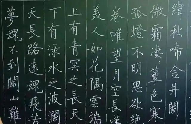 唐风晋@让人叹服!这位老师凭粉笔字蹿红网络,网友盛赞,唐风晋韵闺秀气