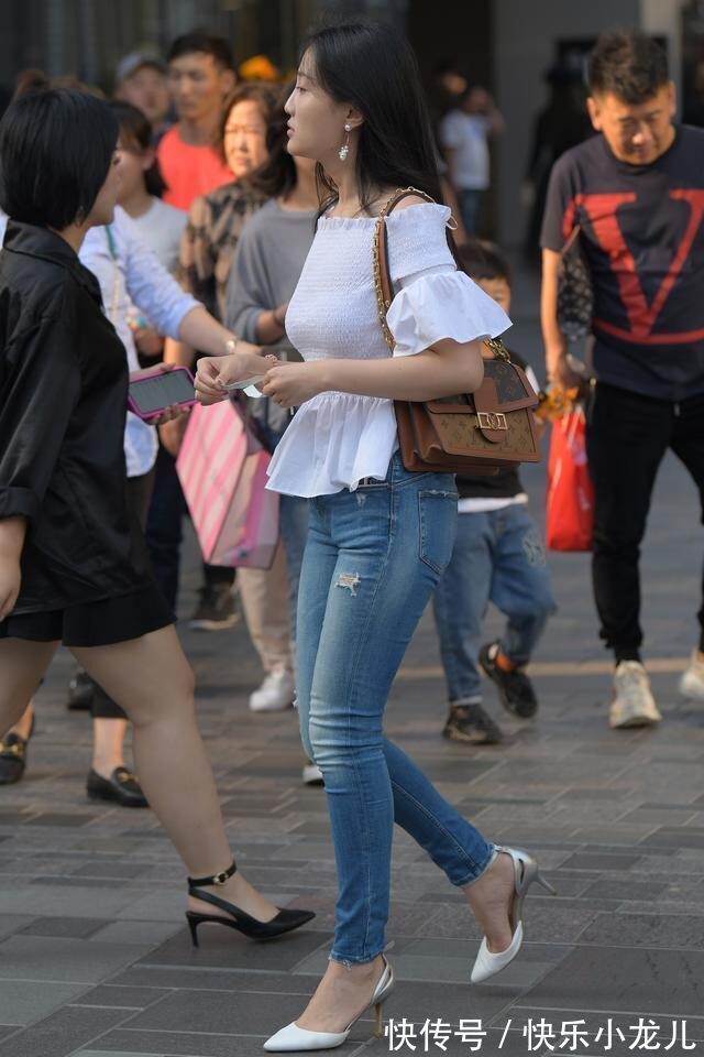 破洞 紧身的破洞牛仔裤,搭配个性小衫,轻松穿出时髦又出镜的美感