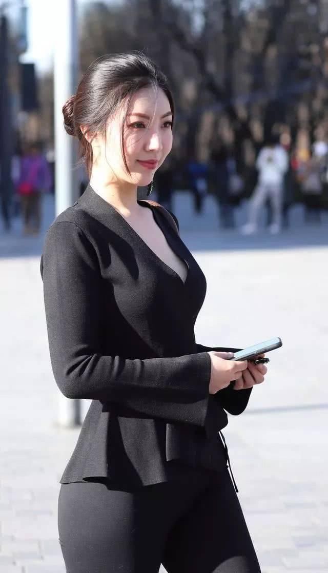 街拍美女小姐姐你的身材气质咋这么好呢好养眼啊