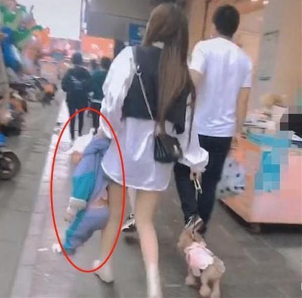 遛狗|“大力士”小姨火了,一手遛狗一手拎娃,网友:想当小姨夫