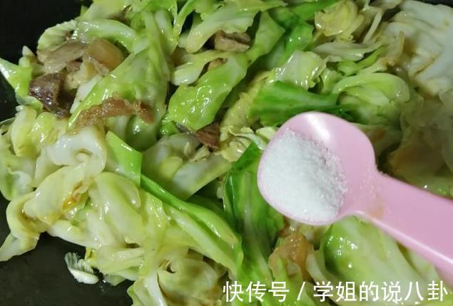 包菜|炒包菜不要焯水，学会大厨的做法，包菜脆嫩味道好，比吃肉都香