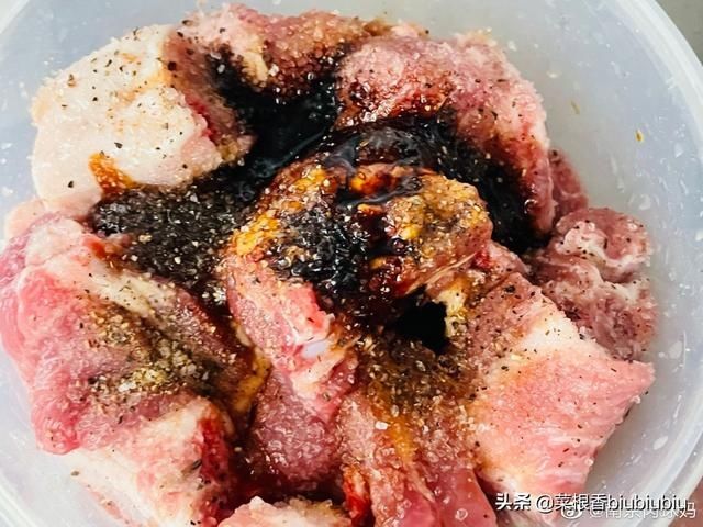 辣椒粉|蒜香排骨，趁热吃，鲜香爽口也可撒上少许辣椒粉调味??