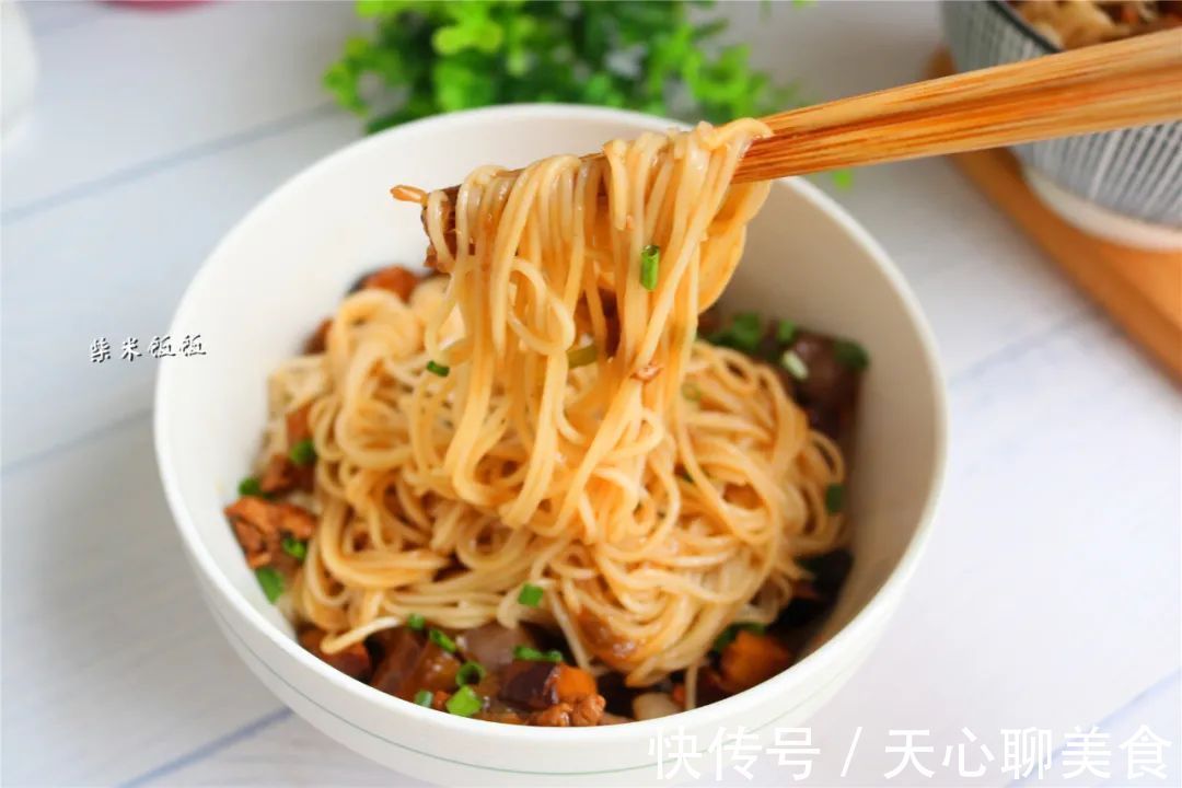 香菇|夏季吃面条，就爱这做法，鲜香多汁，根根入味，一大碗不够吃