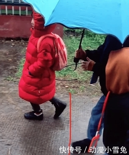 打伞|雨天哥俩一起上学，恰巧遇到哥哥的女同学，后面的事，笑喷妈妈