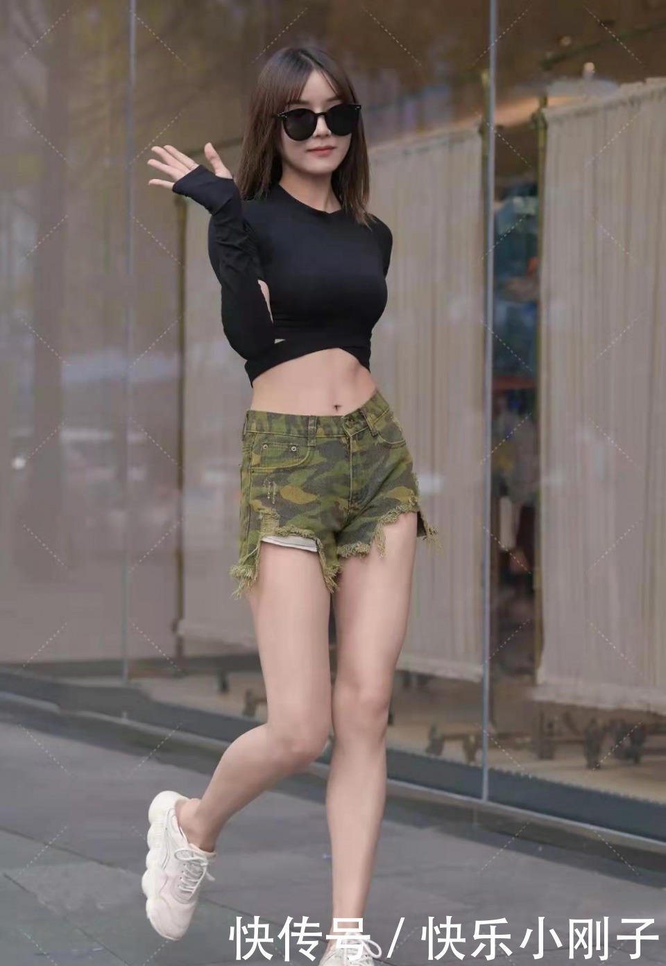 黑色t恤|迷彩色牛仔短裤搭配黑色T恤,不仅潇洒帅气,还非常显瘦显高