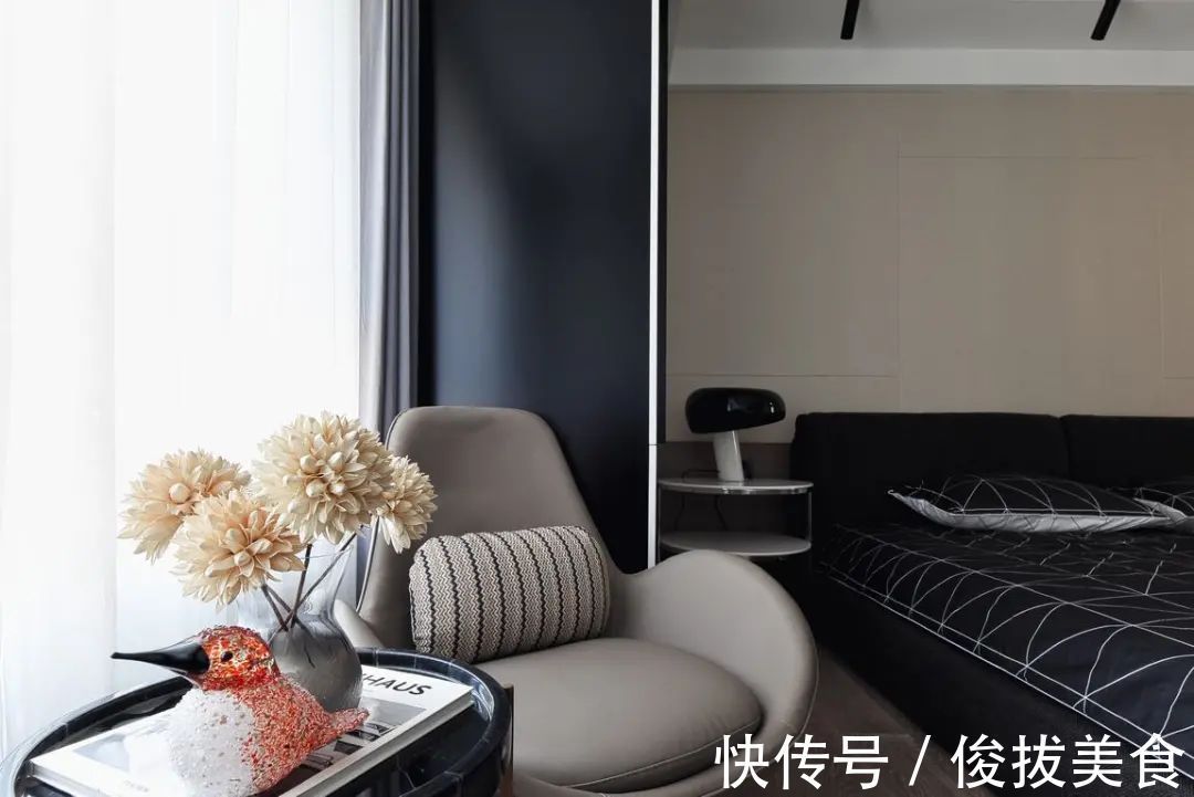 优雅|180㎡现代简约，卫生间用玻璃墙？设计太大胆！是否有点奔放？