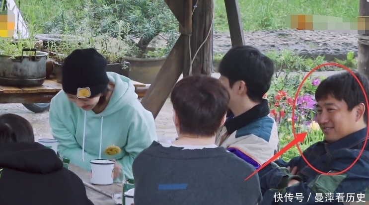 张艺兴 杨紫聊天时直夸张艺兴逗,镜头扫到黄磊表情,像极屏幕前的cp党!