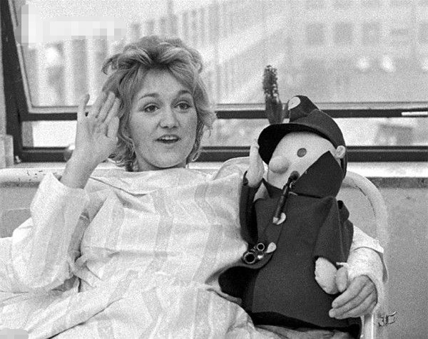 奇迹$22岁空姐从万米高空坠落,奇迹生还创吉尼斯纪录,却内疚一生