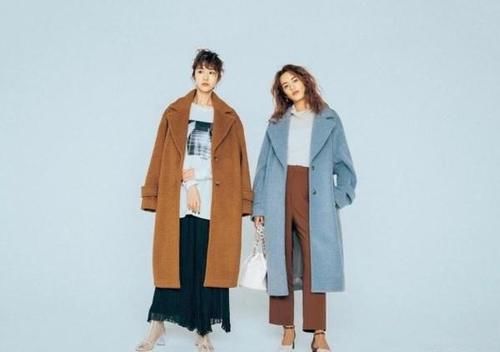呢大衣不吃香了！今年流行穿“羊绒大衣”，搭配这几条裤子最好看