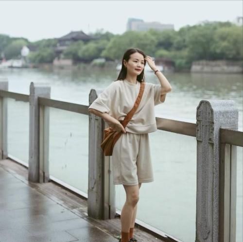 色系 2021早秋最火的“流行色”,显白又时髦,照着穿就对了