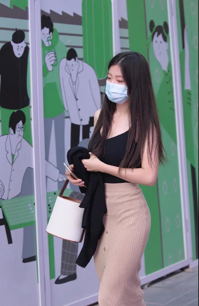 街拍:身材苗条、戴着口罩的小美女,拎着时尚小包