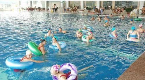 孩子|“妈妈, 救救我! ”孩子沉溺水底, 旁边的母亲却浑然不知