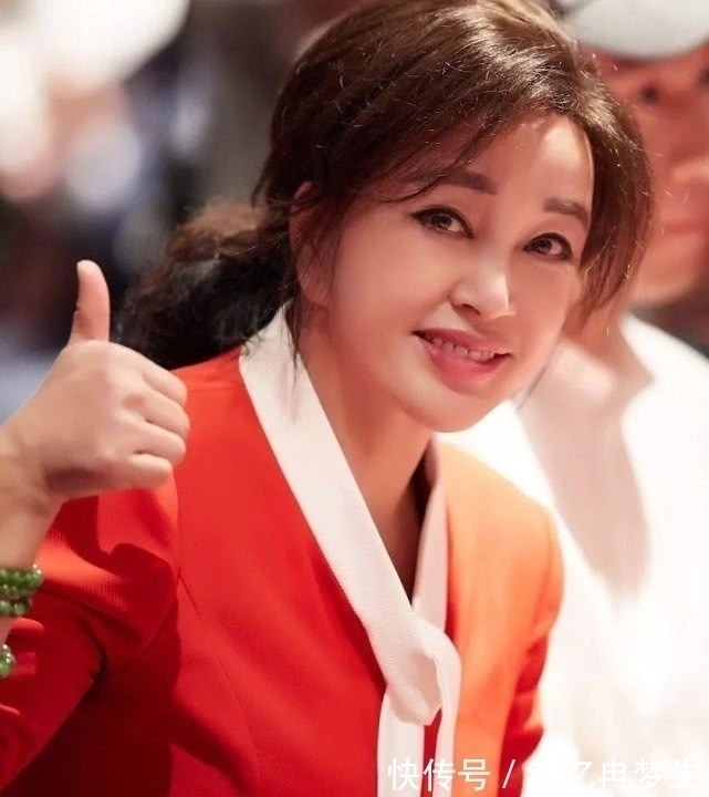 曾来德&刘晓庆新书法获认可,一个舞字价值9999元,粉丝形容并不贵!