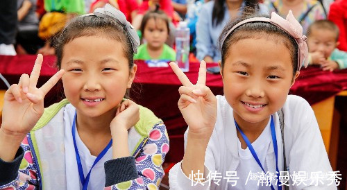 生双胞胎|30多对双胞胎相聚农村景区,还有一四胞胎,看看他们长得像么