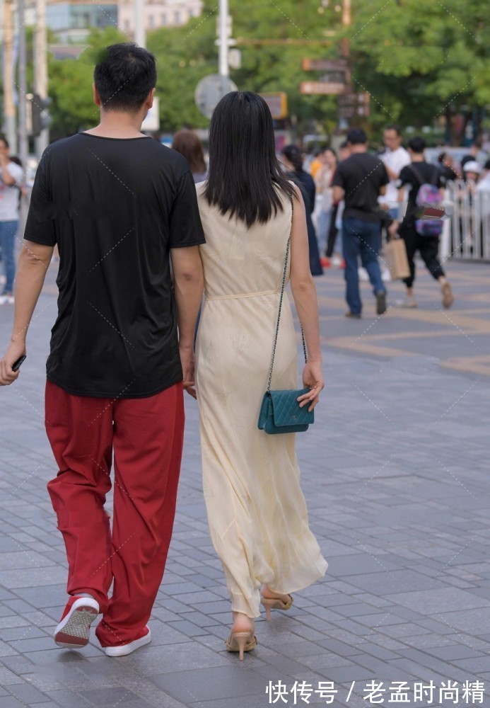 街拍|美女街拍：很优雅的气质美女，随和但不随便，总感觉像是在温柔的对我微笑