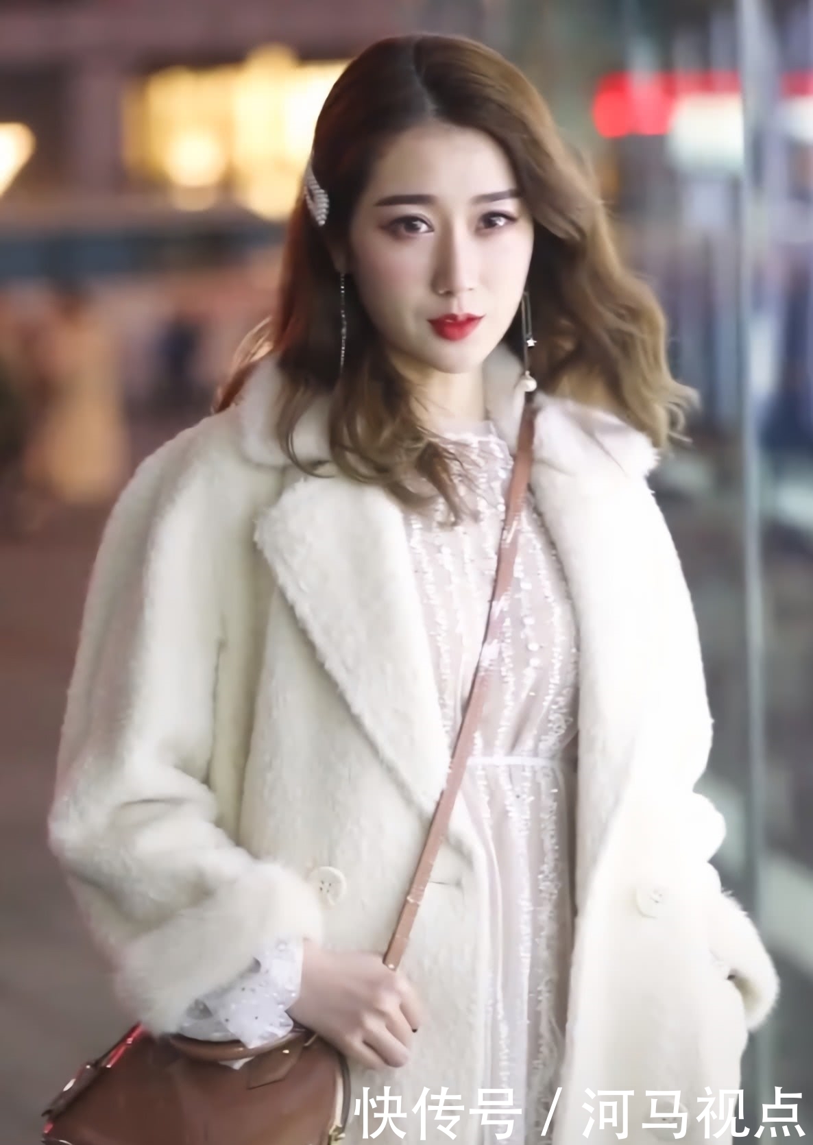 水花|刚刚还在惊叹美女的颜值,立马就被她的“水花裙”吸引了,超美!