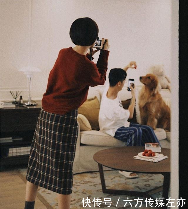 日常穿搭怎么穿才高级?没必要装嫩,简约的针织衫穿搭就很不错