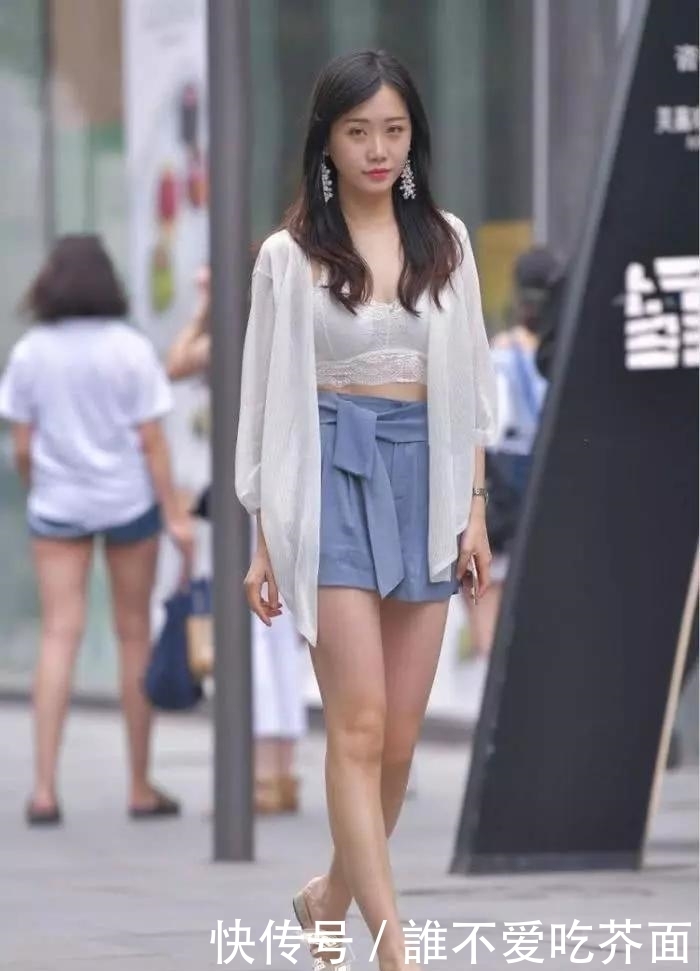 街拍时尚: 姑娘身穿白色内衬衣, 笑容自信迷人!