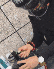 |搞笑GIF:没男朋友也要自己找寻其乐!