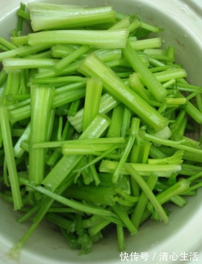 美味|芹菜跟它一起炒，鲜香美味开胃，隔三差五吃一次，2块钱做一大盘