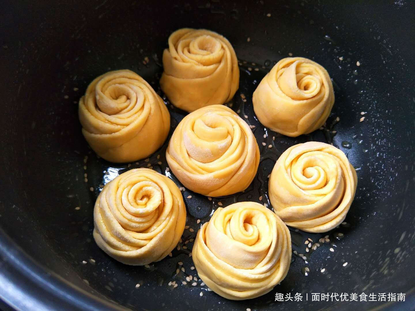 玉米面独特做法，开水一烫，不蒸不烙，松软又酥脆，比面包还好吃