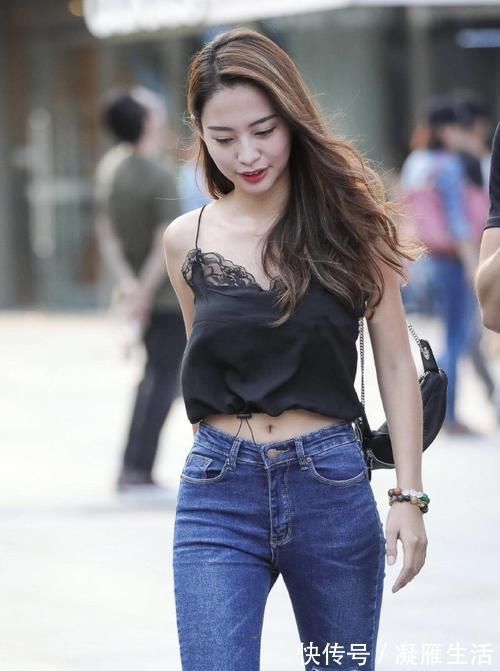 牛仔裤 黑色吊带上衣搭配牛仔裤,穿出简单大气,散发出迷人气质