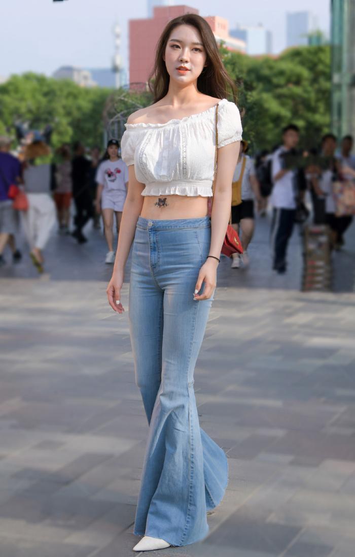 街拍牛仔喇叭裤这样穿搭，时尚雅致又洒脱，让你的气质更显大方自信