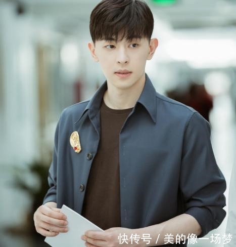 第二季|邓伦新综花絮,一双大长腿优越抢眼,按手印全方位暴露“小胖手”