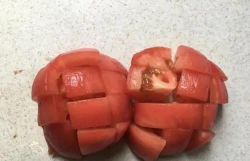 土豆去皮放案板上切成块，鲜香入味，好吃到汤都不剩