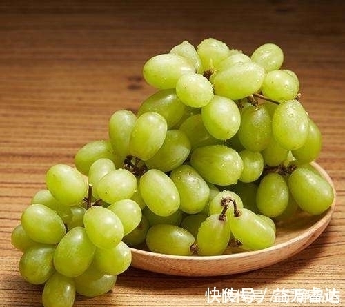 青提|对女人最好的水果，晚上当零食吃几颗，淡化皱纹，肌肤光滑细腻