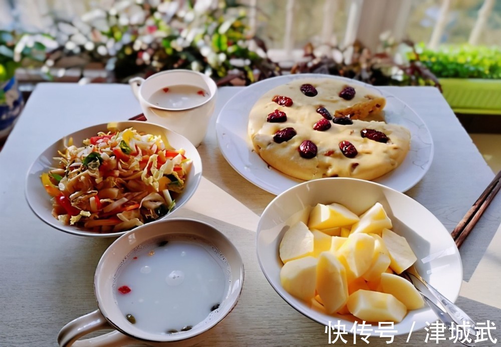 两口子的7天不重样早餐，粗细搭配，有热饮主食和小菜水果，丰富