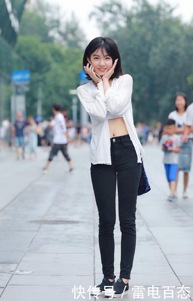 白加黑的色彩搭配，姐姐短发也清纯可爱