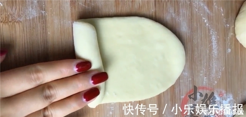 把8个面团放进电饭锅里,不加一滴水,刚出锅就被抢吃光